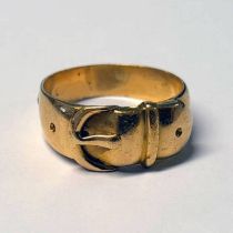 GOLD BUCKLE RING, TEST AS 18CT - RING SIZE S, 8.