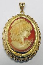 9CT GOLD MOUNTED CAMEO PENDANT WITH ENGRAVED DECORATION - 5.