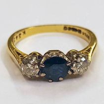 18CT GOLD SAPPHIRE & DIAMOND 3 - STONE DIAMOND RING, THE DIAMONDS APPROX 0.