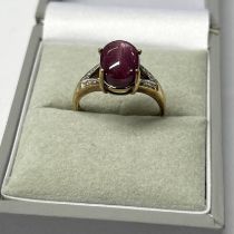 9CT GOLD STAR RUBY CABOCHON SET RING - 3.