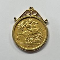 1904 HALF SOVEREIGN IN A 9CT GOLD PENDANT MOUNT - 5.