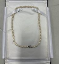 SINGLE STRAND CULTURED PEARL NECKLACE ON A 925 SILVER CLASP - 42 CM LONG,