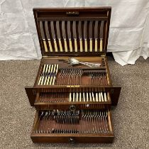 MAHOGANY TABLE TOP CABINET OF SILVER PLATED CUTLERY Condition Report: Cabinet has