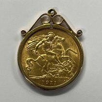 1911 HALF SOVEREIGN IN A 9CT GOLD PENDANT MOUNT - 5.