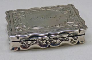 VICTORIAN SILVER SNUFF BOX WITH ENGRAVED DECORATION,