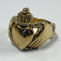 9CT GOLD CLADDAGH RING - 27.