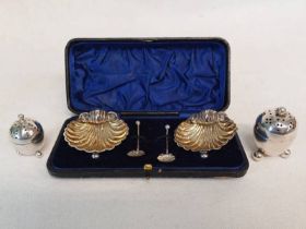 CASED PAIR SILVER SHELL SALTS WITH MATCHING SPOONS & 2 SILVER PEPPERS - 90G