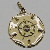 9CT GOLD & ENAMEL WHITE ROSE PENDANT - 6.