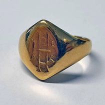 18CT GOLD GENTS SIGNET RING - 5.