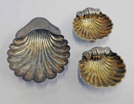 PAIR OF SILVER SHELL SALTS & SILVER SHELL DISH - 55G TOTAL