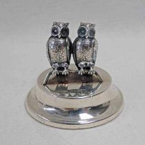 SILVER TWIN OWL MENU HOLDER ON CIRCULAR BASE BY LEVI & SALAMAN,