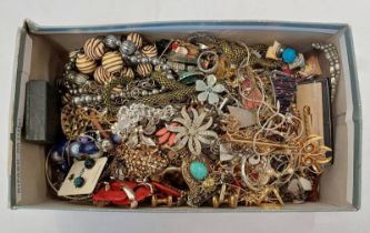LARGE SELECTION OF VARIOUS COSTUME JEWELLERY INCLUDING NECKLACES, RINGS, PENDANTS,