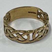 9CT GOLD CELTIC KNOT DESIGN WEDDING BAND - RING SIZE X, 4.