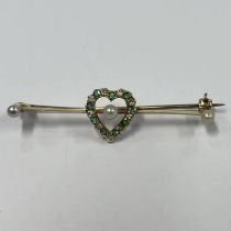 EARLY 20TH CENTURY GOLD PEARL, DIAMOND & EMERALD HEART SET BAR BROOCH - 5CM LONG, 2.