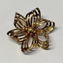 18CT GOLD RIBBON BOW BROOCH - 5CM WIDE, 10.
