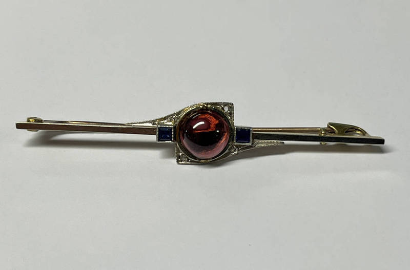 ART DECO GOLD SAPPHIRE, DIAMOND & CABOCHON GARNET BROOCH,