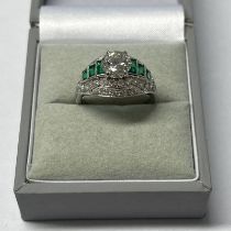 ART DECO EMERALD & DIAMOND RING, THE ROUND BRILLIANT CUT DIAMOND APPROX. 1.