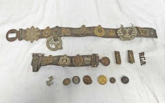 WW1 PERIOD BOYS SCOUTS BELT WITH A SELECTION OF CAP BADGES TO INCLUDE GORDON HIGHLANDERS,