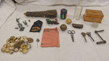 SELECTION OF VARIOUS BUTTONS, CAP BADGES ETC TO INCLUDE ROYAL ARTILLERY, ROYAL ENGINEERS,