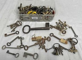 LARGE SELECTION OF VINTAGE, KEYS,