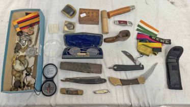 SELECTION OF VARIOUS ITEMS TO INCLUDE POCKET / FOLDING KNIVES, CUT THROAT RAZOR, MEDAL RIBBONS,