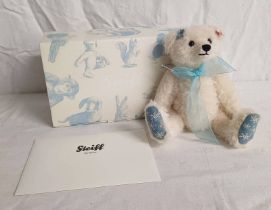 STEIFF 682667 - 5014 NORTH AMERICAN LIMITED EDITION 29 CM "LET IT SNOW" TEDDY BEAR.