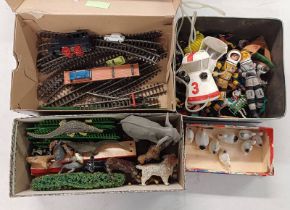 VARIOUS BRITAIN METAL & PLASTIC FIGURES TOGETHER WITH OO GAUGE CLOCKWORK TRAIN & OTHERS