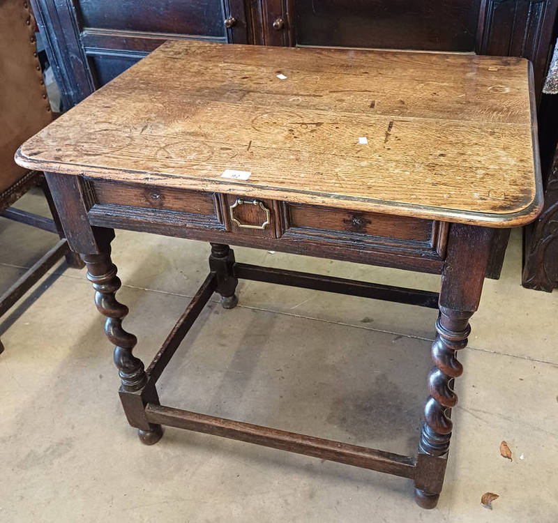 18TH/19TH CENTURY OAK SIDE TABLE WITH SINGLE DRAWER ON BARLEY TWIST SUPPORTS.