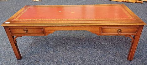20TH CENTURY MAHOGANY RECTANGULAR COFFEE TABLE WITH LEATHER INSET TOP & 4 DRAWERS.