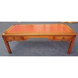 20TH CENTURY MAHOGANY RECTANGULAR COFFEE TABLE WITH LEATHER INSET TOP & 4 DRAWERS.