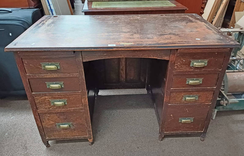 OAK KNEE-HOLE DESK WITH 2 STACKS OF 4 GRADUATED DRAWERS.