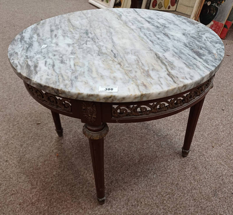 MARBLE TOPPED CIRCULAR MAHOGANY TABLE WITH GILT ORMOLU MOUNTS ON REEDED SUPPORTS - DIAMETER 60 CM