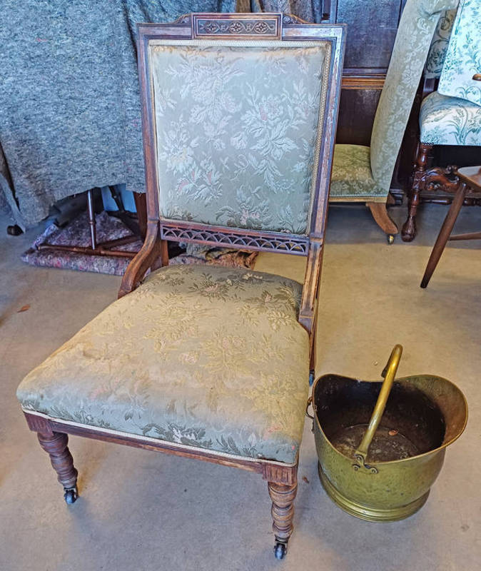 LATE 19TH CENTURY MAHOGANY FRAMED LADIES CHAIR ON TURNED SUPPORTS & BRASS COAL SCUTTLE