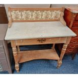 LATE 19TH CENTURY LIMED OAK MARBLE TOPPED WASH STAND WITH TILE INSET GALLERY OVER BASE WITH SINGLE