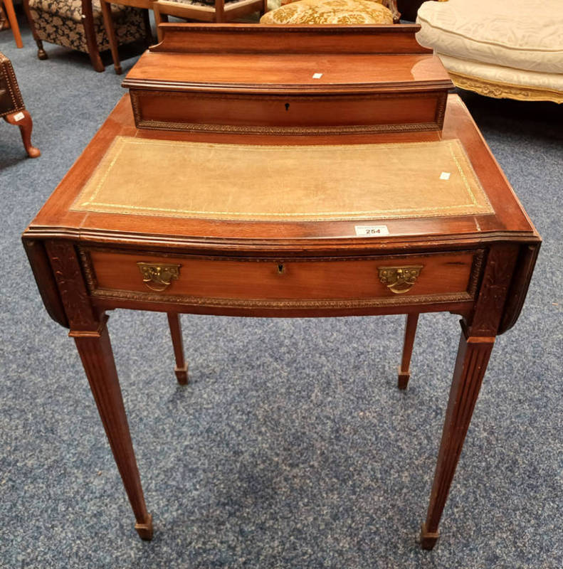 20TH CENTURY MAHOGANY LADIES WRITING DESK WITH GALLERY WITH LIFT-LID TOP OVER SINGLE DRAWER ON