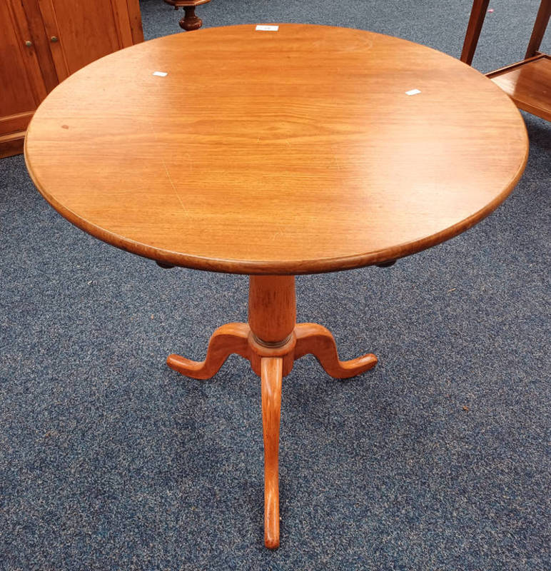 19TH CENTURY MAHOGANY FLIP TOP CIRCULAR PEDESTAL TABLE ON 3 SPREADING SUPPORTS,