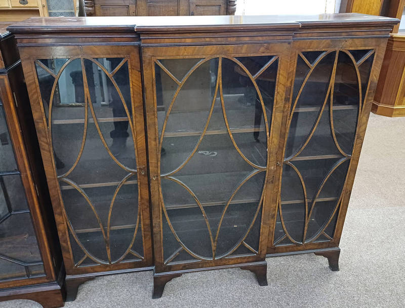 EARLY 20TH CENTURY MAHOGANY BOOKCASE WITH 3 ASTRAGAL GLASS DOORS OPENING TO SHELVED INTERIOR.