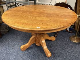 OAK CIRCULAR KITCHEN TABLE ON CENTRE PEDESTAL WITH 4 SPREADING SUPPORTS.