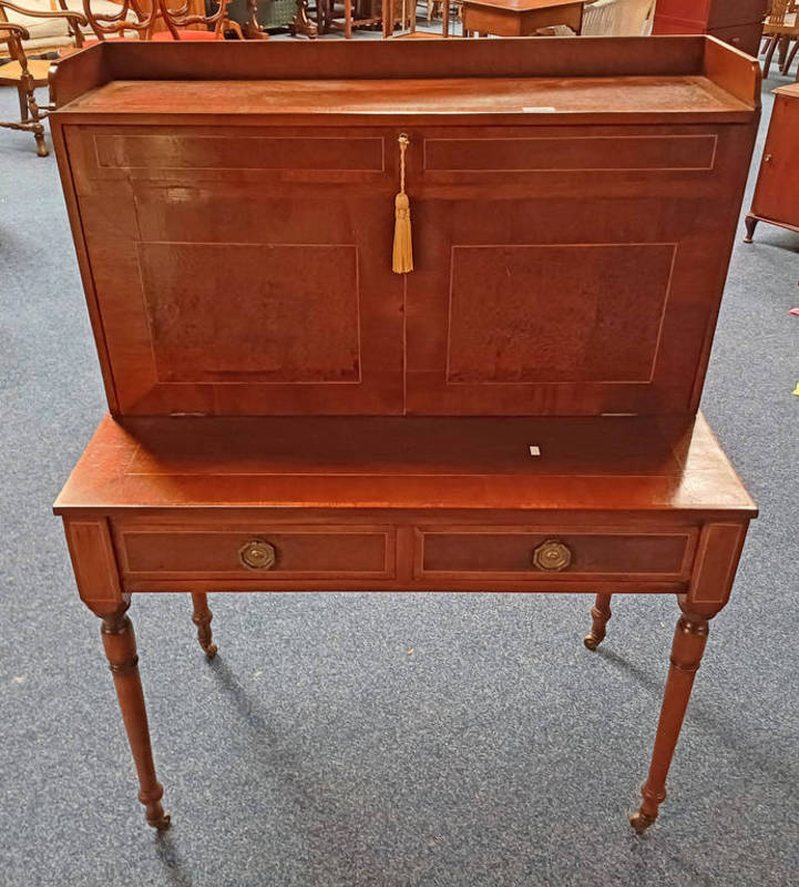 20TH CENTURY INLAID MAHOGANY WRITING DESK WITH FITTED INTERIOR BEHIND FALL FRONT OVER 2 DRAWERS ON