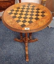 19TH CENTURY INLAID WALNUT CIRCULAR CHESS TABLE ON TRIPLE PEDESTAL WITH 3 SPREADING SUPPORTS .