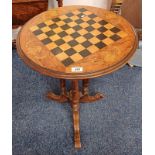 19TH CENTURY INLAID WALNUT CIRCULAR CHESS TABLE ON TRIPLE PEDESTAL WITH 3 SPREADING SUPPORTS .