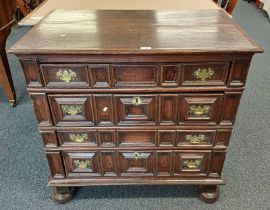 18/19TH CENTURY OAK GEOMETRIC CHEST OF DRAWERS WITH 4 DRAWERS.