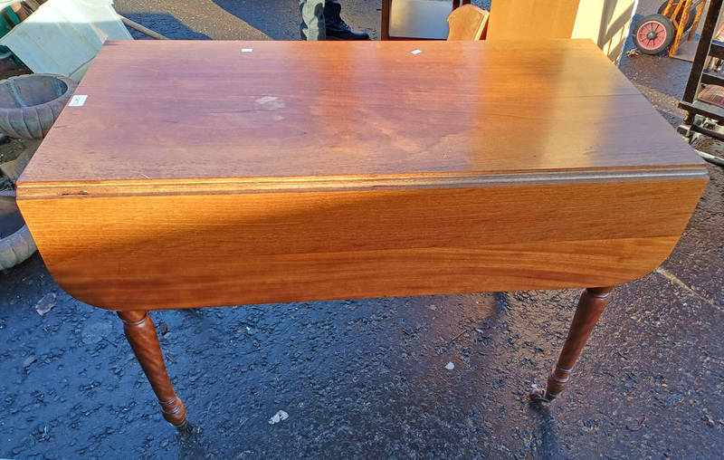 19TH CENTURY MAHOGANY PEMBROKE TABLE WITH SINGLE DRAWER ON TURNED SUPPORTS.