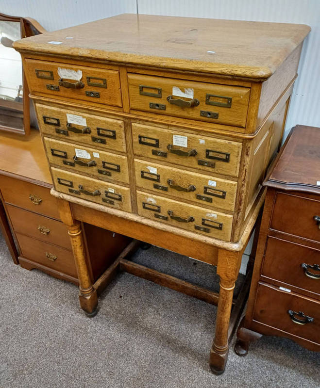 EARLY 20TH CENTURY OAK FILING CHEST OF 8 DRAWERS ON STAND WITH TURNED SUPPORTS.