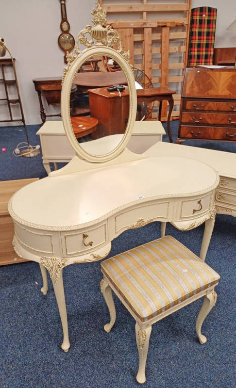 WHITE AND GILT DRESSING TABLE WITH SHAPED TOP & MIRROR OVER 3 DRAWERS ON SHAPED SUPPORTS.