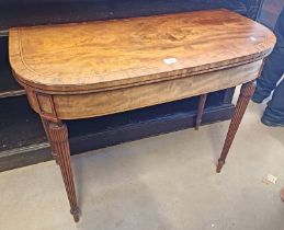 19TH CENTURY INLAID MAHOGANY CARD TABLE WITH FLIP - UP TOP ON REEDED SUPPORTS.