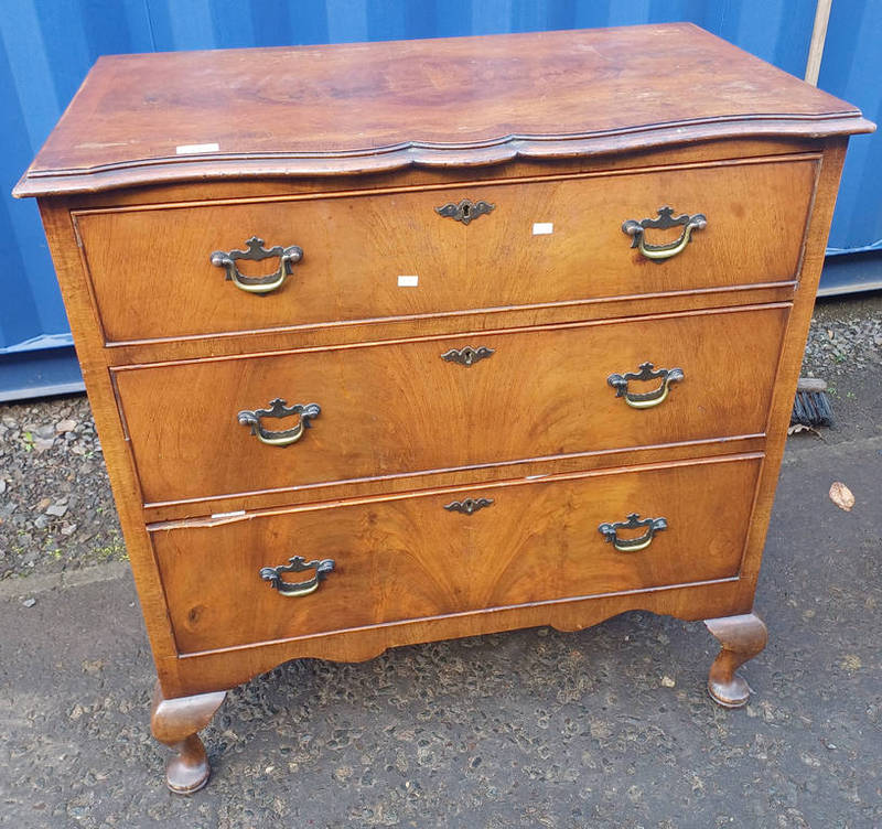 20TH CENTURY CROSSBANDED WALNUT CHEST OF DRAWERS WITH SHAPED TOP & 3 DRAWERS ON SHORT QUEEN ANNE