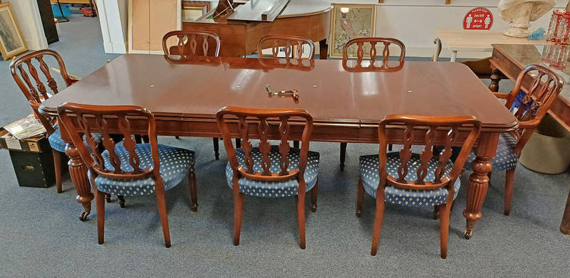 19TH CENTURY STYLE MAHOGANY DINING TABLE WITH 2 EXTRA LEAVES ON REEDED SUPPORTS AND SET OF 8 DINING