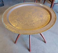 ORIENTAL CIRCULAR BRASS TRAY WITH ETCHED FLORAL & BIRD DECORATION ON FOLDING HARDWOOD STAND