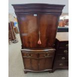 20TH CENTURY MAHOGANY COCKTAIL CABINET WITH 2 PANEL DOORS OVER 2 DRAWERS OVER 2 PANEL DOORS ON